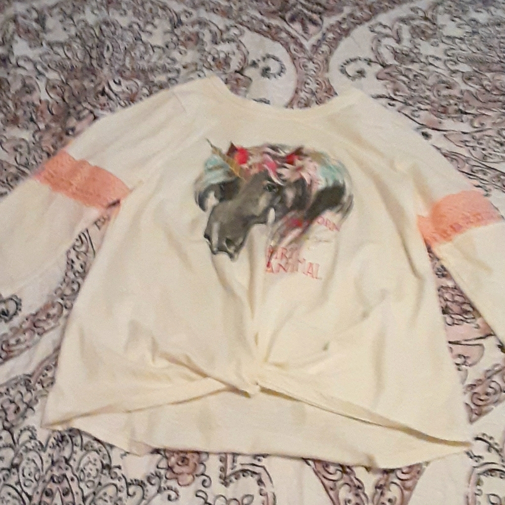 Quarter sleeve unicorn shirt